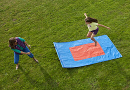 Commandez un tapis volant bleu-rouge pour petits et grands. Achetez des articles gonflables en ligne chez JB Gonflables France