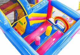 château gonflable gonflable sur le thème de la licorne pour enfants avec toboggan et objets dedans