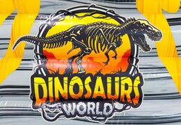 Château gonflable Jurassic World avec thème dinosaure.