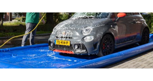 Homme nettoie voiture Abarth dans une piscine auto gonflable