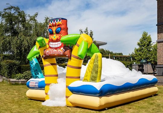 Commandez un grand château gonflable de parc d'embarquement à bulles ouvert avec de la mousse dans le thème tropical hawaï pour les enfants. Acheter des châteaux gonflables en ligne chez JB Gonflables France