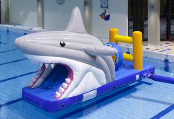 Opblaasbare luchtdichte zwembad glijbaan in thema haai bestellen voor zowel jong als oud. Koop opblaasbare zwembadspelen nu online bij JB Inflatables Nederland 