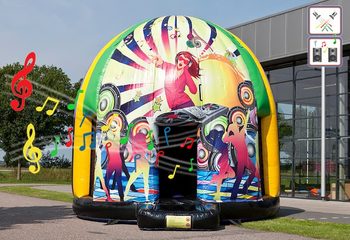 Groot opblaasbaar overdekt disco springkussen van 5,5 meter in thema jungle muziek kopen voor jong en oud. Bestel opblaasbare springkussens bij JB Inflatables Nederland