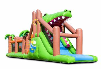 Unieke opblaasbare stormbaan in krokodil thema met 7 spelelementen en kleurrijke objecten kopen voor kinderen. Bestel opblaasbare stormbanen nu online bij JB Inflatables Nederland