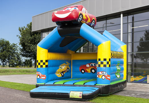 Achetez des château gonflable standard avec un objet 3D d'une voiture sur le dessus pour les enfants. Commandez des châteaux gonflables en ligne chez JB Gonflables France