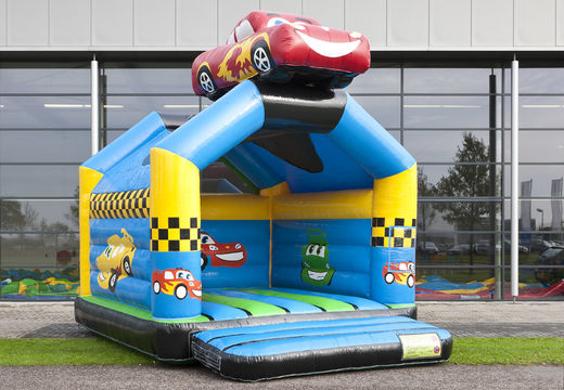 Commandez des château gonflable standard uniques avec un objet 3D d'une voiture sur le dessus pour les enfants. Achetez des châteaux gonflables en ligne chez JB Gonflables France