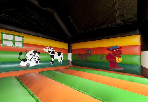 Grande château gonflable avec toit sur le thème de la vache à acheter pour les enfants. Commandez des châteaux gonflables en ligne chez JB Gonflables France
