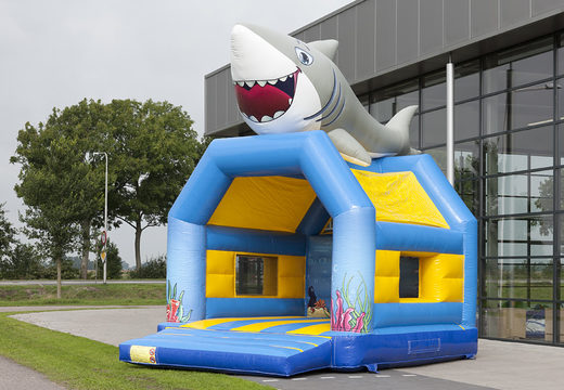 Achetez des château gonflable standard avec un objet 3D d'un requin sur le dessus pour les enfants. Commandez des châteaux gonflables en ligne chez JB Gonflables France