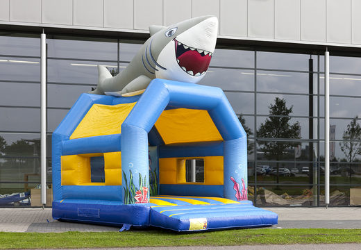 Commandez des château gonflable standard uniques avec un objet 3D d'un requin sur le dessus pour les enfants. Achetez des châteaux gonflables en ligne chez JB Gonflables France