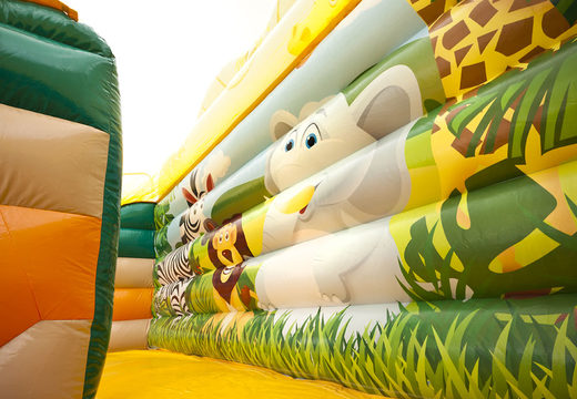 Commandez un méga toboggan gonflable dans le thème du monde de la jungle avec des obstacles 3D pour les enfants. Achetez des toboggans gonflables maintenant en ligne chez JB Gonflables France