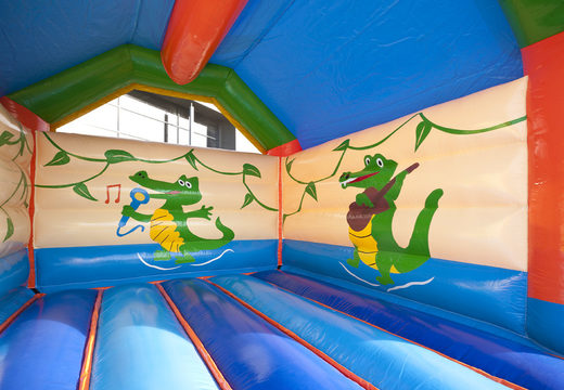Achetez une château gonflable standard avec un objet crocodile 3D sur le dessus pour les enfants. Commandez une châteaux gonflables en ligne chez JB Gonflables France