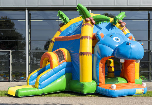 Achetez un château gonflable couvert multifun avec toboggan sur le thème de l'hippopotame pour les enfants. Commandez des châteaux gonflables en ligne chez JB Gonflables France