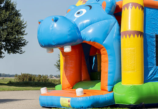 Commandez un château gonflable super multifun couvert avec toboggan sur le thème de l'hippopotame pour les enfants. Achetez des châteaux gonflables en ligne chez JB Gonflables France
