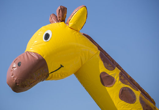 un joli chateau gonflable avec toboggan et des girafes en 3D à vendre