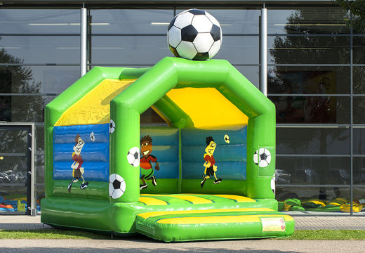 Commandez un château gonflable standard dans des couleurs vives avec un grand objet de football 3D pour les enfants sur le dessus. Châteaux gonflables à vendre en ligne chez JB Gonflables France