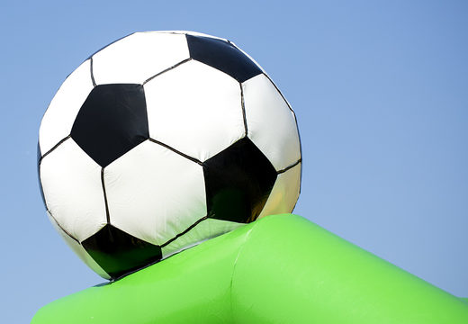 Achetez un château gonflable standard aux couleurs éclatantes avec un grand objet 3D en forme de ballon de football pour enfants sur le dessus. Commandez des châteaux gonflables en ligne chez JB Gonflables France