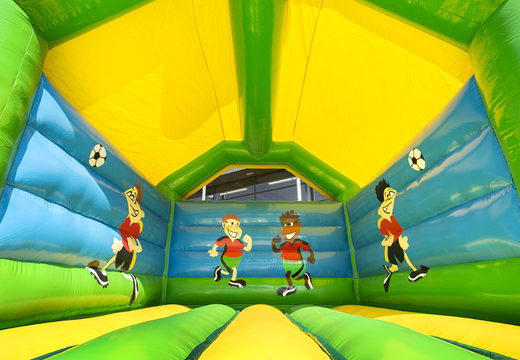 Achetez un château gonflable standard aux couleurs éclatantes avec un grand objet 3D d'un ballon de football pour enfants sur le dessus. Achetez des châteaux gonflables en ligne chez JB Gonflables France