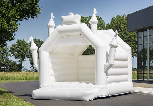 Château gonflable standard blanc entièrement dans un thème de mariage en forme de château pour enfants à vendre. Commandez des châteaux gonflables en ligne chez JB Gonflables France