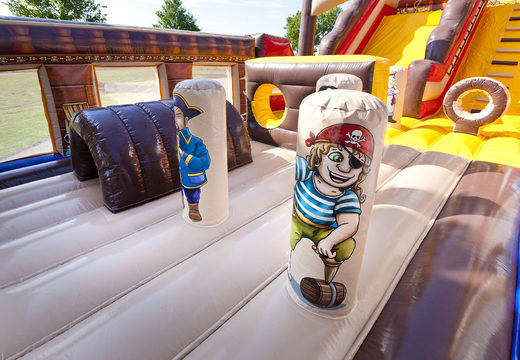 Obtenez votre grand toboggan gonflable du monde des pirates avec des obstacles 3D pour les enfants. Commandez des toboggans gonflables maintenant en ligne chez JB Gonflables France