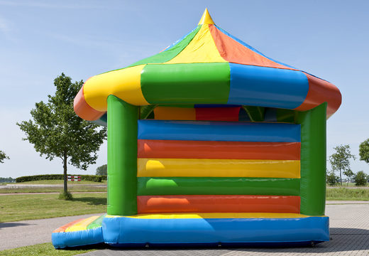 Grand château gonflable carrousel avec toit dans le thème standard pour les enfants. Achetez des châteaux gonflables en ligne chez JB Gonflables France