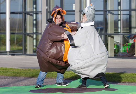 Obtenez en ligne des costumes de sumo Monkey & Rhinoceros pour petits et grands. Achetez des combinaisons de sumo gonflables chez JB Gonflables France