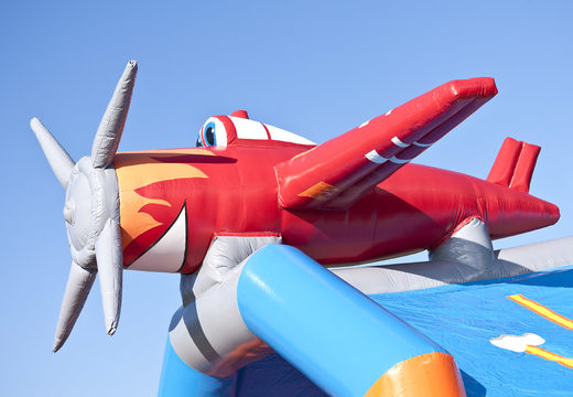 Grande château gonflable avec toit sur le thème de l'avion pour les enfants. Achetez nos châteaux gonflables chez JB Gonflables France en ligne