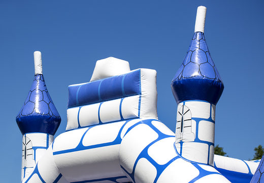 Commandez des château gonflable bleus standard avec un thème de chevalier pour les enfants. Achetez des châteaux gonflables en ligne chez JB Gonflables France