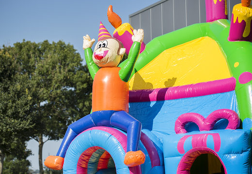Commandez un château gonflable maxifun couvert avec toboggan sur le thème de la fête pour les enfants. Achetez des châteaux gonflables en ligne chez JB Gonflables France