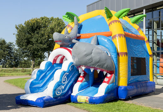Commandez un château gonflable maxifun couvert avec toboggan sur le thème des requins pour les enfants. Achetez des châteaux gonflables en ligne chez JB Gonflables France