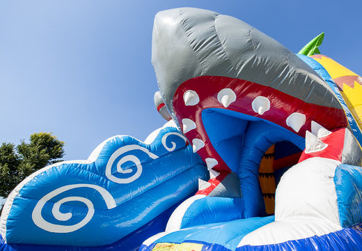 Commandez un super château gonflable maxifun couvert avec toboggan sur le thème des requins pour les enfants. Achetez des châteaux gonflables en ligne chez JB Gonflables France