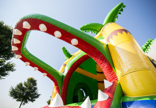 Commandez un château gonflable couvert multifun avec toboggan sur le thème du crocodile pour les enfants. Achetez des châteaux gonflables en ligne chez JB Gonflables France