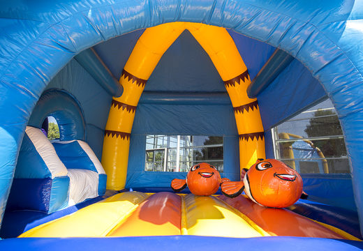 Commandez un château gonflable super multifun couvert avec toboggan sur le thème du monde marin pour les enfants. Achetez des châteaux gonflables en ligne chez JB Gonflables France