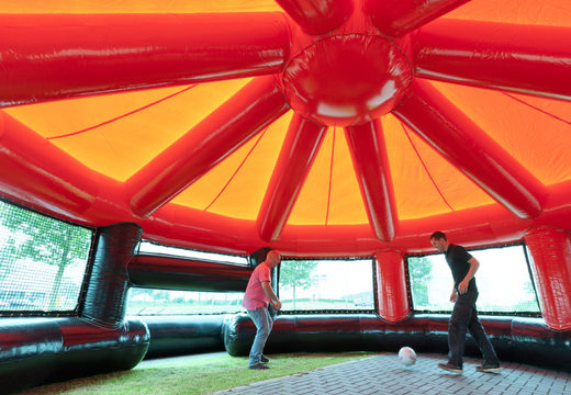 Achetez une cage de football panna gonflable unique avec toit pour les enfants. Commandez la cage de football gonflable Panna maintenant en ligne chez JB Gonflables France