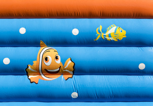 Achetez des château gonflable de fête standard aux couleurs vives avec un grand objet de poisson clown 3D sur le dessus pour les enfants. Commandez des châteaux gonflables en ligne chez JB Gonflables France