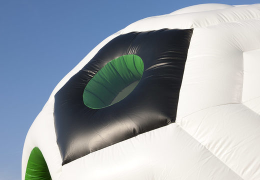 Super château gonflable de football dans les couleurs vert noir et blanc pour les enfants. Acheter un château gonflable en ligne chez JB Gonflables France