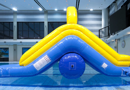 Commandez un toboggan gonflable étanche de 6,5 mètres de long et de 3,5 mètres de haut pour petits et grands. Achetez des jeux de piscine gonflables maintenant en ligne chez JB Gonflables France