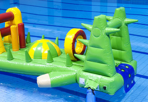 Crocodile gonflable spectaculaire courir piscine de 12 m avec des objets d'obstacles stimulants pour petits et grands. Achetez des attractions aquatiques gonflables en ligne maintenant chez JB Gonflables France