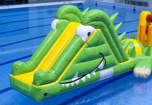 Crocodile Run Piscine de 12 mètres de long avec des obstacles difficiles pour petits et grands. Commandez des jeux de piscine gonflables maintenant en ligne chez JB Gonflables France