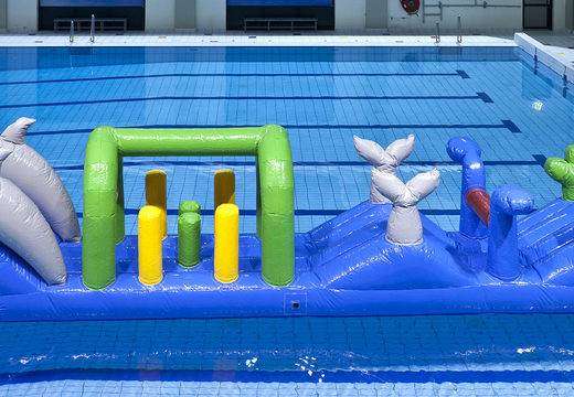 Commandez une piscine gonflable unique sur le thème des dauphins avec des objets d'obstacles stimulants pour petits et grands. Achetez des attractions aquatiques gonflables en ligne maintenant chez JB Gonflables France