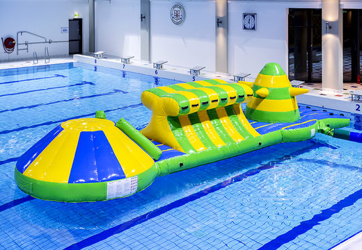 Achetez une piscine gonflable verte/bleue de 10 m avec des obstacles difficiles et un toboggan rond pour petits et grands. Achetez des jeux de piscine gonflables maintenant en ligne chez JB Gonflables France