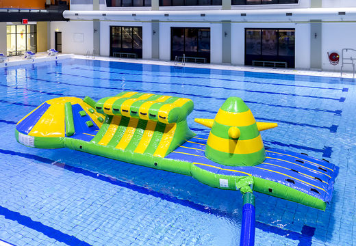 Commandez une course d'aventure en piscine verte/bleue de 10 m avec des obstacles difficiles et un toboggan rond pour petits et grands. Achetez des attractions aquatiques gonflables en ligne maintenant chez JB Gonflables France