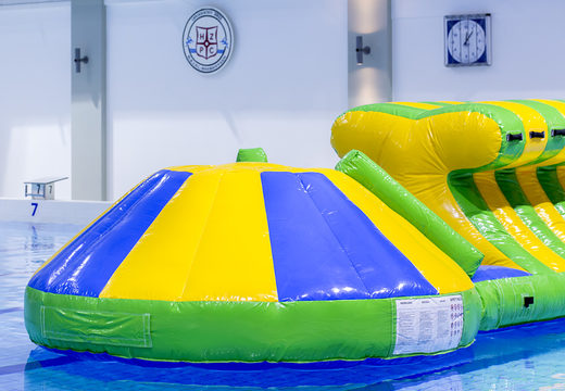 Commandez une piscine gonflable verte/bleue de 10 m avec des obstacles difficiles et un toboggan rond pour petits et grands. Achetez des jeux de piscine gonflables maintenant en ligne chez JB Gonflables France