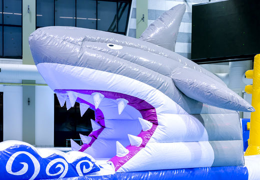 Spectaculaire parcours d'obstacles gonflable Shark Run au design unique avec des objets 3D amusants et pas moins de 2 toboggans pour les enfants. Commandez des attractions aquatiques gonflables maintenant en ligne chez JB Gonflables France