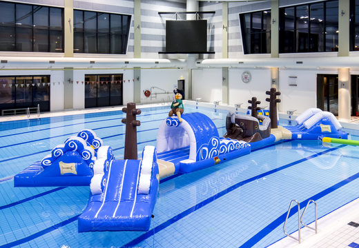 Commandez un parcours d'obstacles double piscine gonflable de 16 mètres de long dans un design unique avec des objets 3D amusants et pas moins de 2 toboggans pour les enfants. Achetez des parcours d'obstacles gonflables en ligne maintenant chez JB Gonflables France