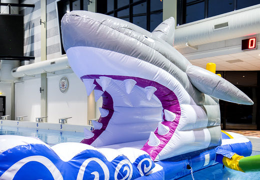 Achetez un parcours d'obstacles gonflable shark run de 13 mètres de long au design unique avec des objets 3D rigolos et pas moins de 2 toboggans pour petits et grands. Commandez des parcours d'obstacles pour piscines gonflables maintenant en ligne chez JB Gonflables France