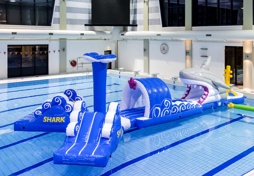 Parcours d'obstacles piscine gonflable shark run de 13 mètres de long au design unique avec des objets 3D rigolos et pas moins de 2 toboggans pour petits et grands. Commandez des parcours d'obstacles gonflables en ligne maintenant chez JB Gonflables France