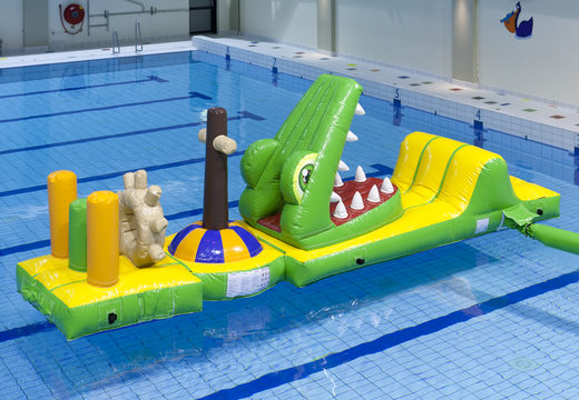 Commandez un parcours d'obstacles étanche gonflable sur le thème du crocodile avec des objets 3D ludiques pour petits et grands. Achetez des attractions aquatiques gonflables en ligne maintenant chez JB Gonflables France