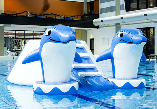 Opblaasbare luchtdichte eilandslide in dolfijn thema met de vrolijke 3D dolfijnen en het coole design bestellen voor zowel jong als oud. Koop opblaasbare zwembadspelen nu online bij JB Inflatables Nederland 