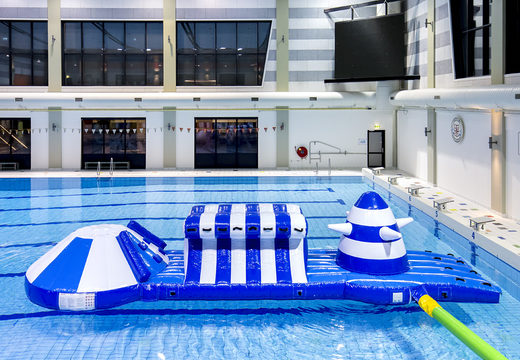 Commandez une piscine gonflable Adventure Run bleu/blanc de 10 m avec des objets d'obstacles stimulants pour petits et grands. Achetez des jeux de piscine gonflables maintenant en ligne chez JB Gonflables France