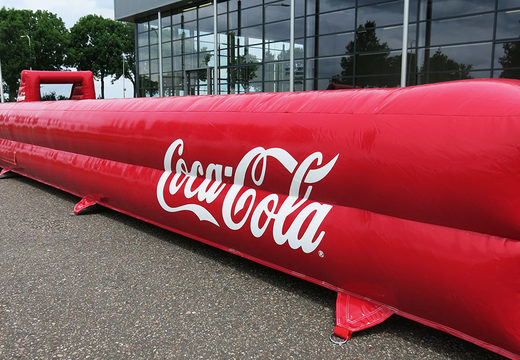 Embarquement de football Coca Cola rouge gonflable gonflable pour divers événements. Achetez des embarquements de football maintenant en ligne sur JB Gonflables France